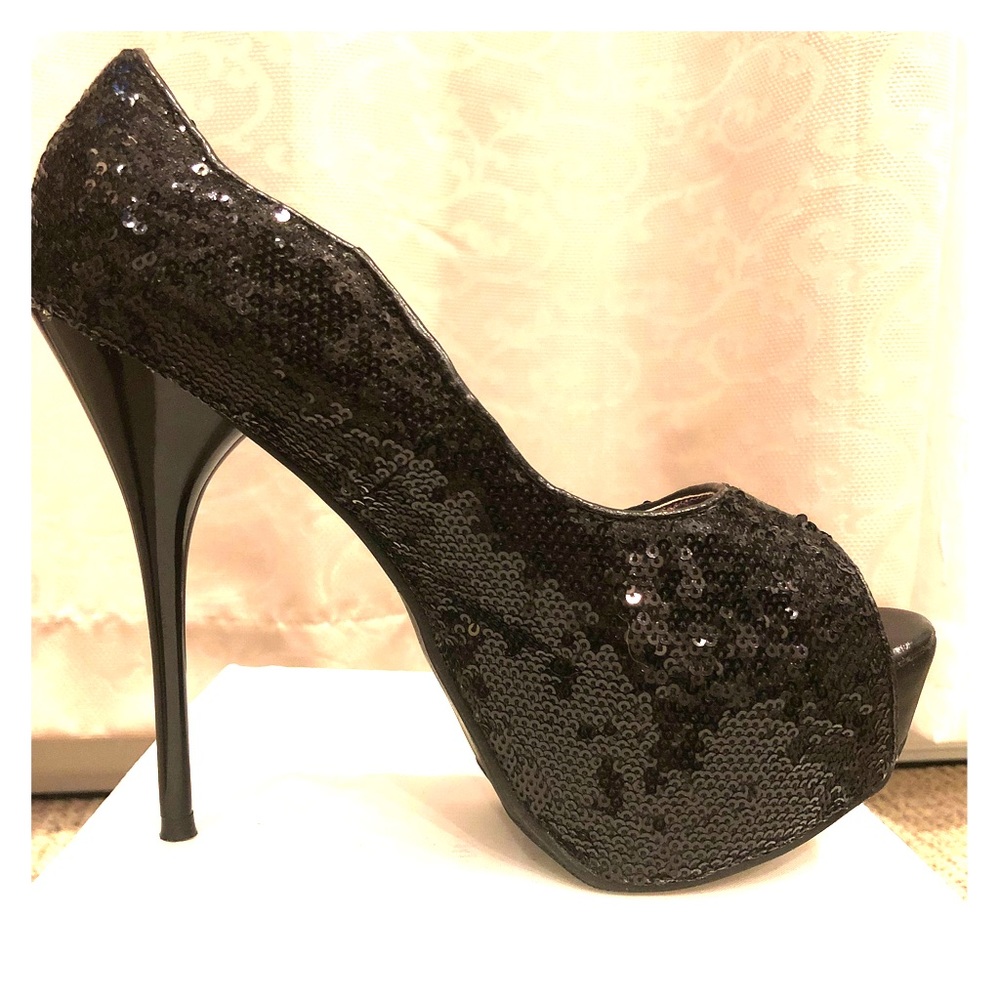 Gorgeous sequins platform heels 🖤